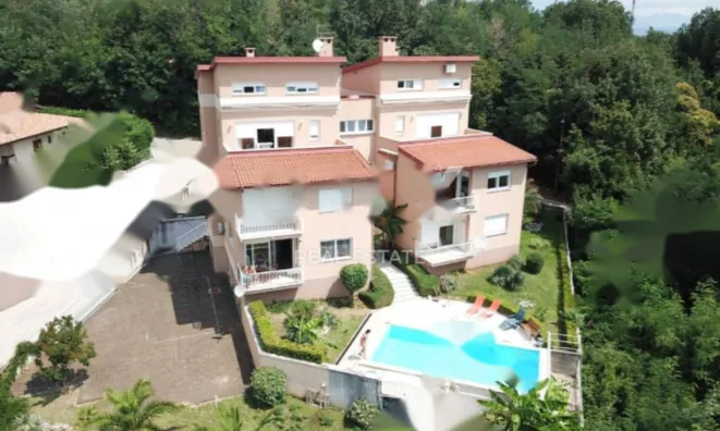 Недвижимость Четырёхкомнатная квартира, Центр: 2