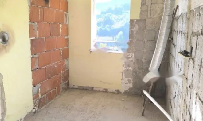 Недвижимость Трехкомнатная квартира в центре: 10