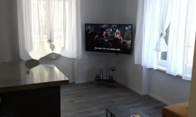 Недвижимость Двухкомнатная квартира в центре: 8