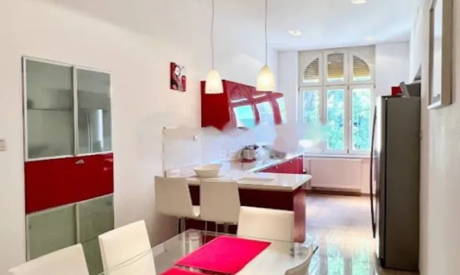 Недвижимость Трехкомнатная квартира в центре: 13