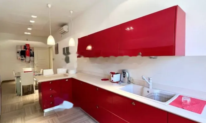 Недвижимость Трехкомнатная квартира в центре: 15