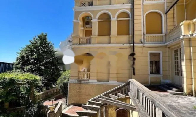 Недвижимость Трехкомнатная квартира в центре: 34