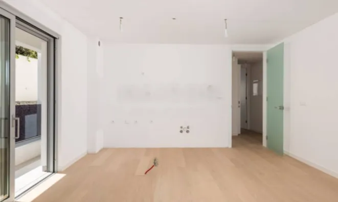 Недвижимость Трехкомнатная квартира в центре: 1