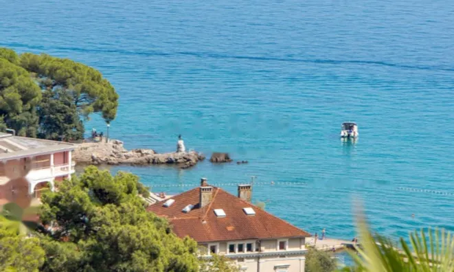 Недвижимость Трехкомнатная квартира в центре: 9