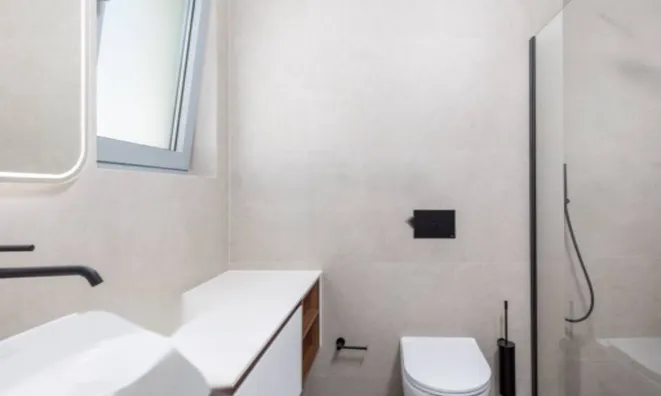 Недвижимость Трехкомнатная квартира в центре: 10