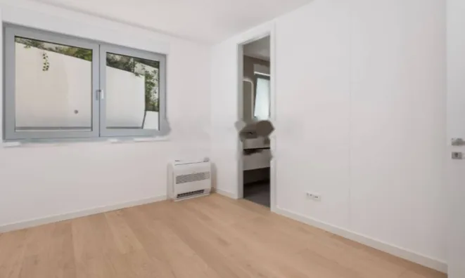 Недвижимость Трехкомнатная квартира в центре: 13