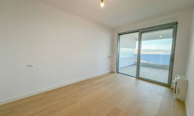 Недвижимость Трехкомнатная квартира в центре: 8