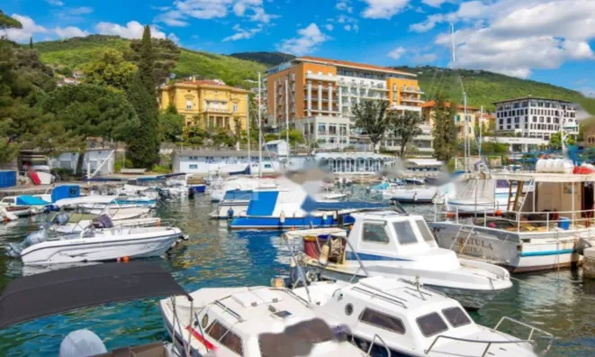 Недвижимость Трехкомнатная квартира в центре: 1