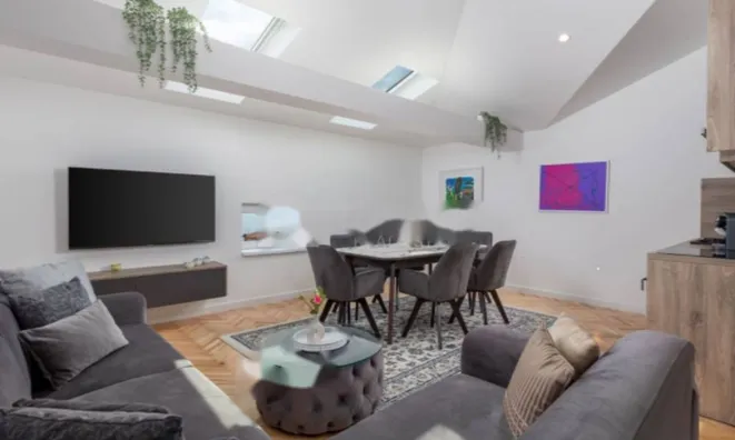 Недвижимость Трехкомнатная квартира в центре: 2