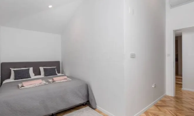 Недвижимость Трехкомнатная квартира в центре: 9