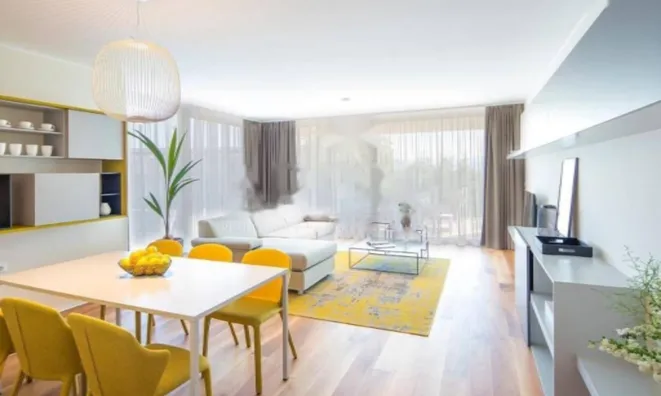 Недвижимость Трехкомнатная квартира в центре: 1