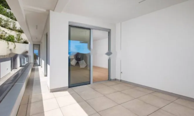 Недвижимость Трехкомнатная квартира в центре: 3