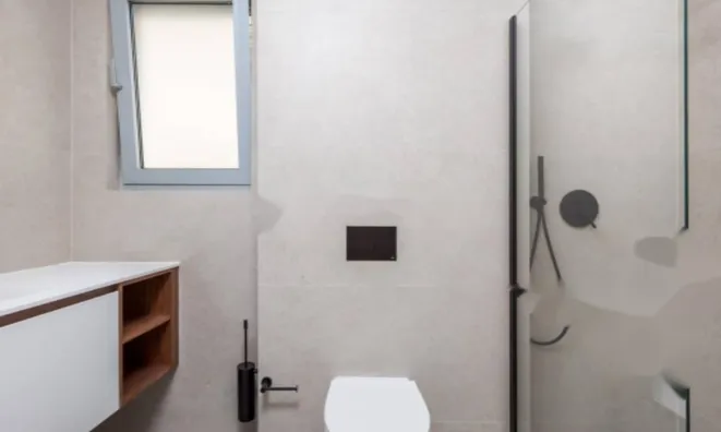 Недвижимость Трехкомнатная квартира в центре: 13