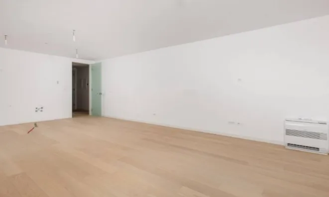 Недвижимость Трехкомнатная квартира в центре: 23