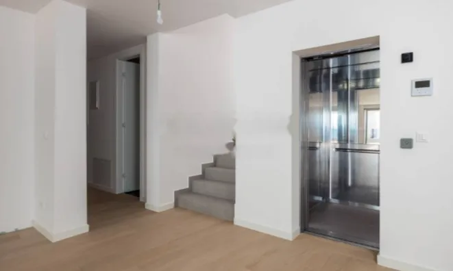 Недвижимость Четырехкомнатная квартира Центр: 19