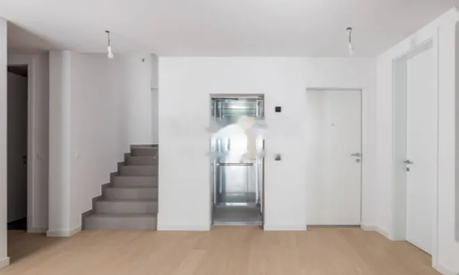 Недвижимость Четырехкомнатная квартира Центр: 20