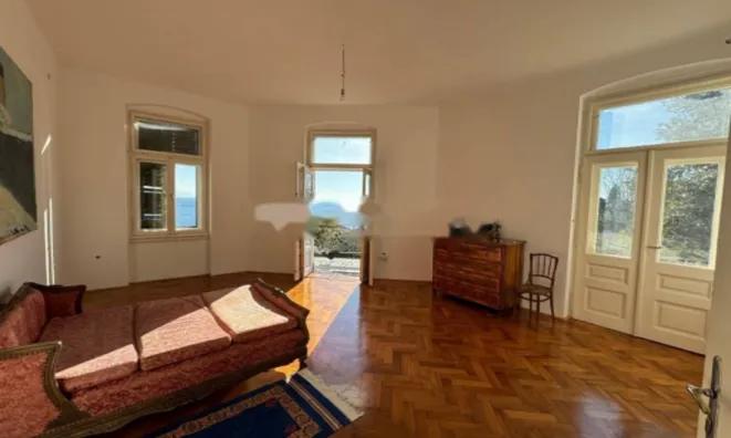 Недвижимость Трехкомнатная квартира в центре: 4