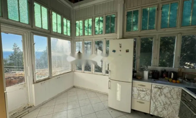 Недвижимость Трехкомнатная квартира в центре: 9