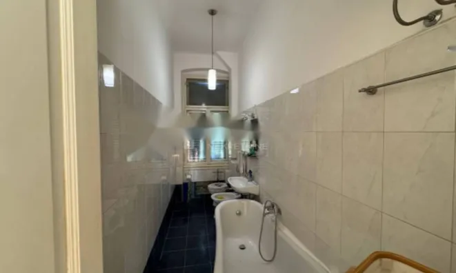 Недвижимость Трехкомнатная квартира в центре: 11