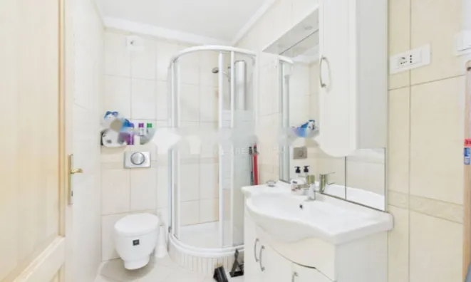 Недвижимость Трёхкомнатная квартира, центр: 9