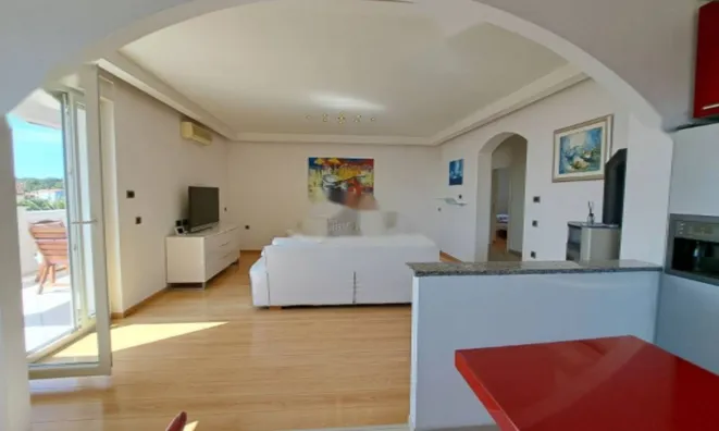 Недвижимость Четырехкомнатная квартира, Центр: 2