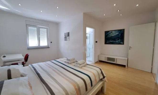 Недвижимость Четырехкомнатная квартира, Центр: 5