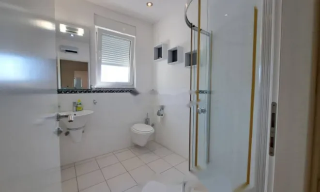 Недвижимость Четырехкомнатная квартира, Центр: 6