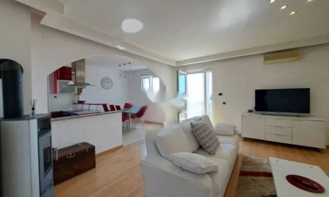 Недвижимость Четырехкомнатная квартира, Центр: 8