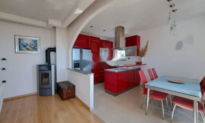 Недвижимость Четырехкомнатная квартира, Центр: 9