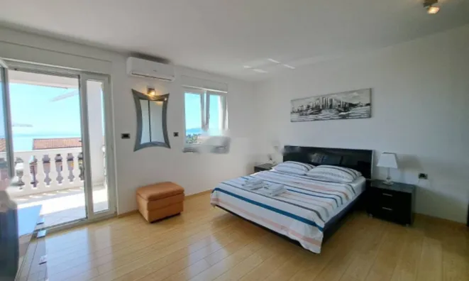 Недвижимость Четырехкомнатная квартира, Центр: 16