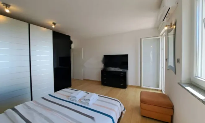 Недвижимость Четырехкомнатная квартира, Центр: 18