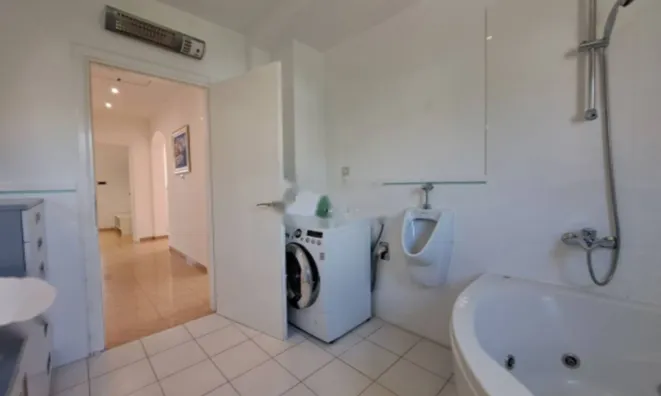 Недвижимость Четырехкомнатная квартира, Центр: 20