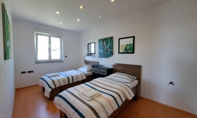 Недвижимость Четырехкомнатная квартира, Центр: 22