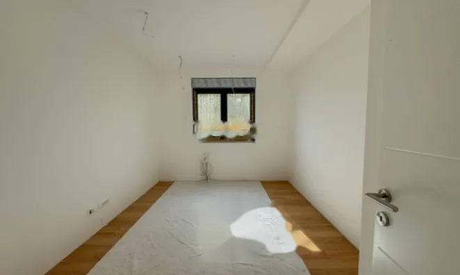 Недвижимость Трехкомнатная квартира в центре: 16