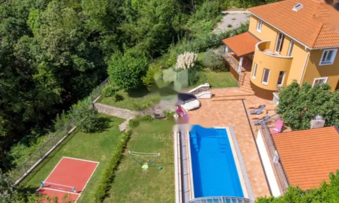 Недвижимость Семейный дом 300 м², Опация: 3