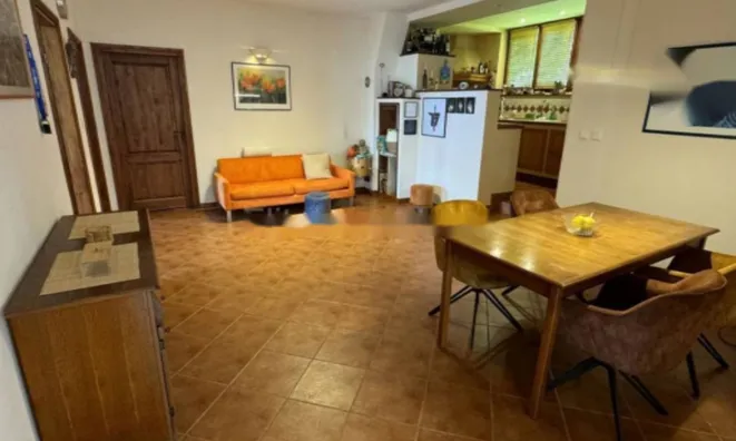 Недвижимость Трехкомнатный на земле, Центр.: 1