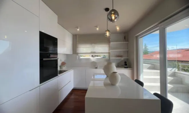 Недвижимость Трёхкомнатная квартира, Центр: 6