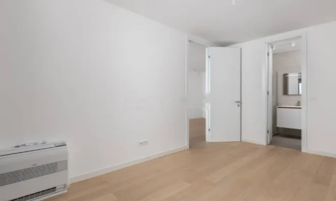 Недвижимость Трехкомнатная квартира в центре: 9