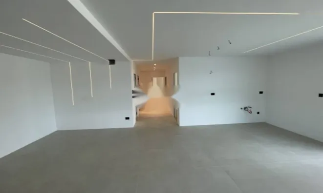 Недвижимость Трехкомнатная квартира в центре: 3