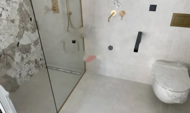 Недвижимость Трехкомнатная квартира в центре: 9