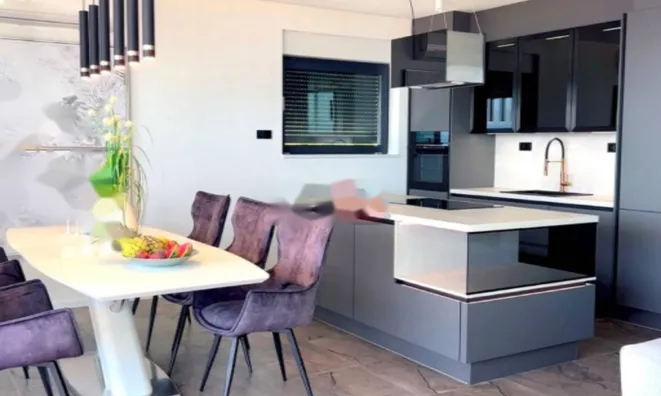 Недвижимость Трехкомнатная квартира, центр: 6