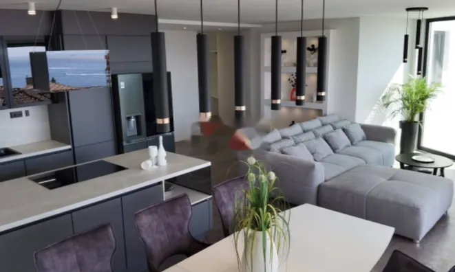 Недвижимость Трехкомнатная квартира, центр: 8