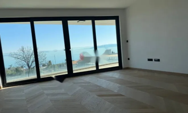 Недвижимость Трехкомнатная квартира, Центр: 4