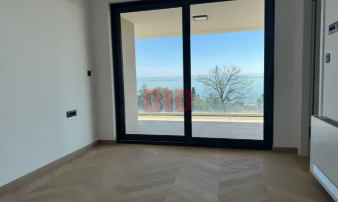 Недвижимость Трехкомнатная квартира, Центр: 12