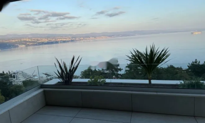 Недвижимость Двухкомнатная квартира в центре: 1