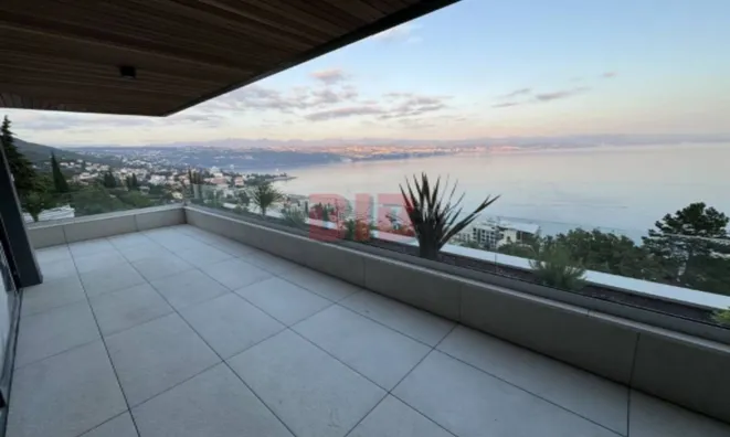 Недвижимость Трехкомнатная квартира в центре: 1