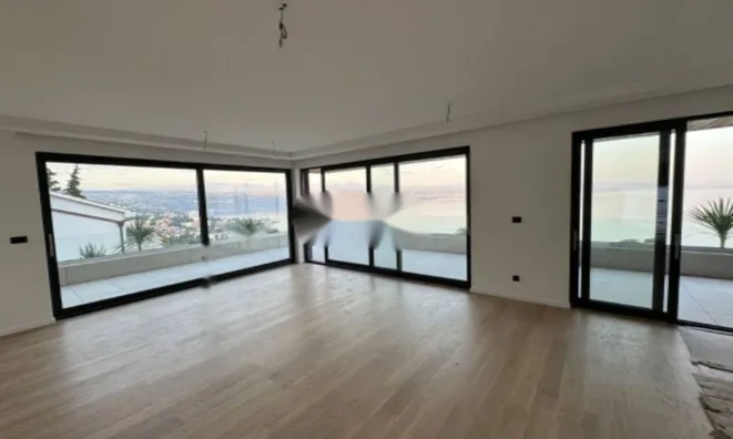 Недвижимость Трехкомнатная квартира в центре: 2