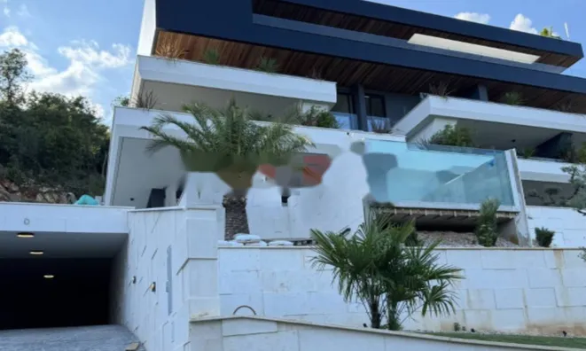 Недвижимость Трехкомнатная квартира в центре: 3