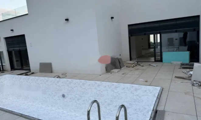 Недвижимость Трехкомнатная квартира в центре: 5