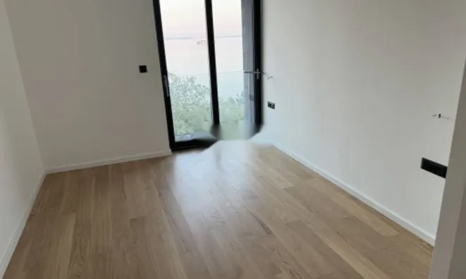 Недвижимость Трехкомнатная квартира в центре: 12